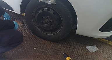 Aracın çamurluklarına gizlediği esrarla yakalandı