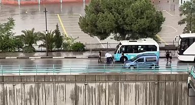 Aracın çarptığı 17 yaşındaki gencin yaralandığı kaza kamerada