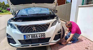 Aracın motoruna giren yavru kedileri telefondan kedi sesi açarak çıkarmaya çalıştılar