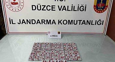 Aracındaki uyuşturucu hapları jandarmaya teslim etti
