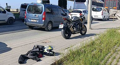 Araçların arasından geçen motosiklet karşıya geçen yayaya çarptı: 1 yaralı