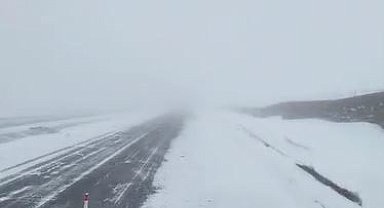 Ardahan-Çıldır kara yolunda kar yağışı etkili oldu