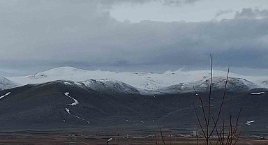 Ardahan'da dağların zirvesi beyaza büründü
