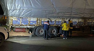 Arızalanan tırı tamir etmek için altına girdi, lastiğin altında kalarak can verdi