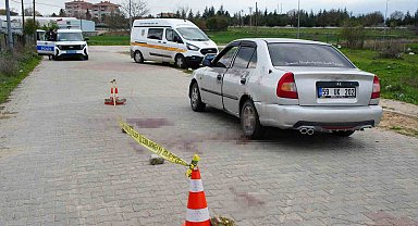 Arkadaşını boğazından bıçakladı