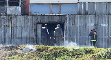 Arnavutköy'de fabrika deposunda korkutan yangın