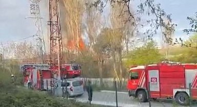 Arnavutköy'de gecekondu alev alev yandı