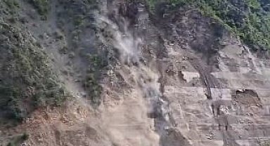 Artvin-Şavşat Karayolu'nda bir günde 3. heyelan: Yol ulaşıma kapandı