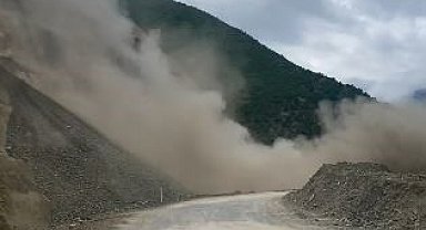 Artvin-Şavşat Karayolu'nda heyelan anı kamerada