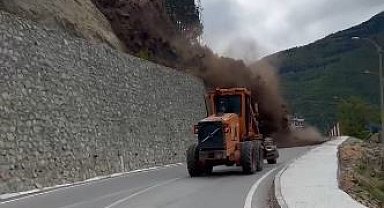 Artvin'de heyelan anı kameraya yansıdı: İş makinesi saniyelerle kurtuldu