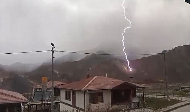 Artvin'de yıldırım düşme anı kamerada