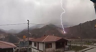 Artvin'de yıldırım düşme anı kamerada