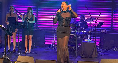 Aşkın Nur Yengi sevenleriyle buluştu