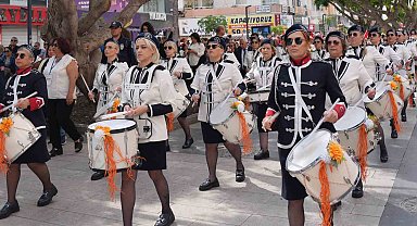 Atakum Cumhuriyet Kadınları Bandosu 'Portakal Çiçeği Karnavalı'nda