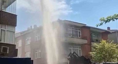 Ataşehir'de su borusu patladı, tazyikli su metrelerce havaya fışkırdı