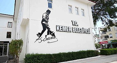 Atatürk'ün Kocatepe silüeti Kemer Belediye binasında