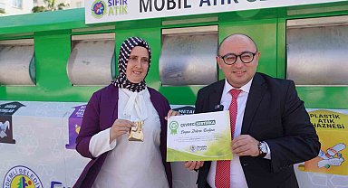 Atıklarla puan topladı, altın kazandı