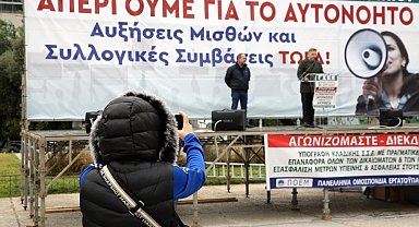 Atina'de greve giden işçilerden protesto