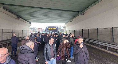 Avcılar'da metrobüs bozuldu, vatandaşlar yolda kaldı