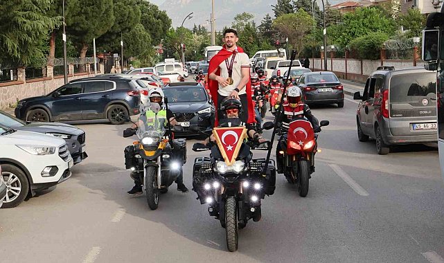 Avrupa şampiyonu Kerem Kamal'a Manisa'da coşkulu karşılama