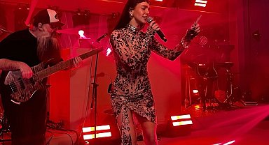 Aybüke Albere İstanbul'da sahneyi salladı