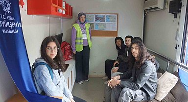 Aydınlılar deprem simülatöründe 7.4 şiddetinde depremi yaşıyor