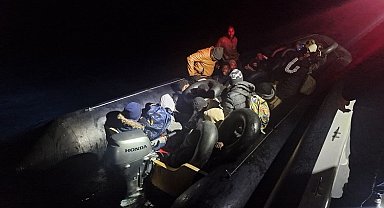 Ayvalık açıklarında 35 düzensiz göçmen Sahil Güvenlik'ten kaçamadı