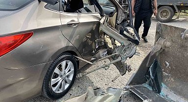 Ayvalık'ta iş makinesi ile otomobil çarpıştı: 1 çocuk ve 1 hamile kadın yaralandı