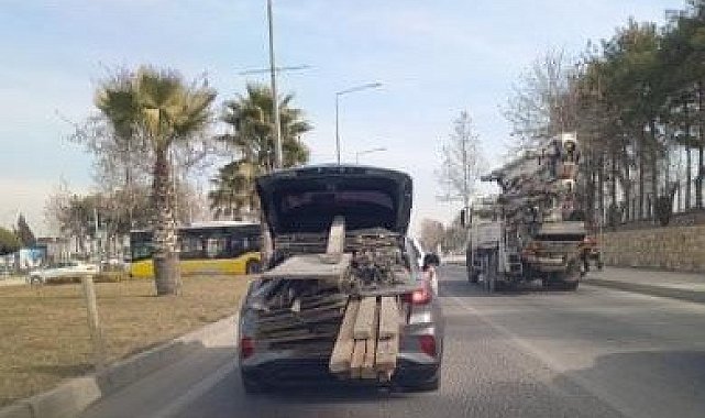 Bagaja yüklediği tahtalarla trafiği tehlikeye attı