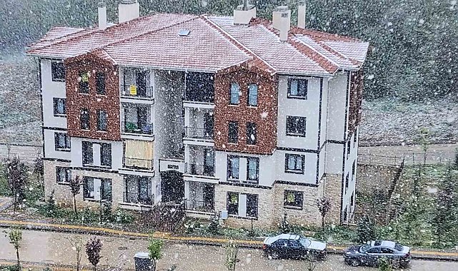 Bahar ayında şehir merkezinde lapa lapa kar: "Sabah güneş vardı şimdi kar yağıyor"