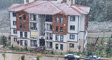 Bahar ayında şehir merkezinde lapa lapa kar: "Sabah güneş vardı şimdi kar yağıyor"