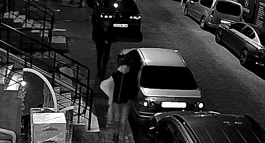 Bahçelievler'de elektrikli bisikletin kilidini demir kesme makasıyla kesip çalan hırsızlar kamerada