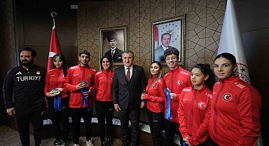 Bakan Bak, Özel Sporcular Para Atletizm Milli Takımı'nı kabul etti