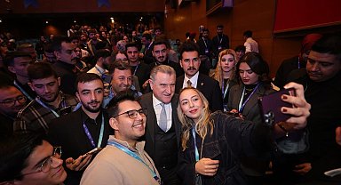 Bakan Bak'tan ÜNİDES programıyla üniversiteli öğrencilere 120 milyon liralık destek