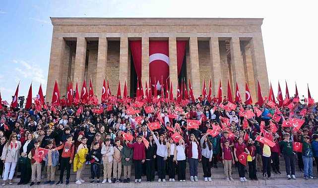 Bakan Tekin, öğrencilerle Anıtkabir'i ziyaret etti