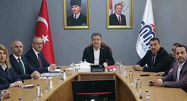Bakan Yumaklı, zirai donun vurduğu Malatya'da incelemelerde bulundu