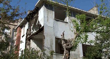Bakırköy'de 3 katlı metruk binada kısmi çökme meydana geldi