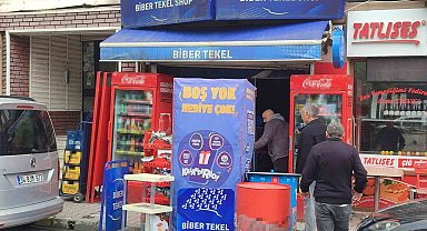 Bakırköy'de tekel bayiye gelen hırsız bir şişe içkiyi çalıp kaçtı