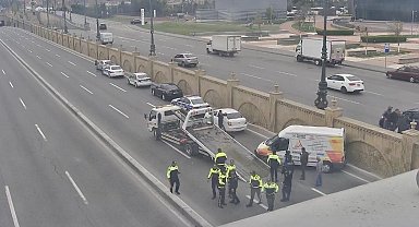 Bakü'de kontrolden çıkan araç beton bariyeri aşarak ana yola uçtu: 1 yaralı