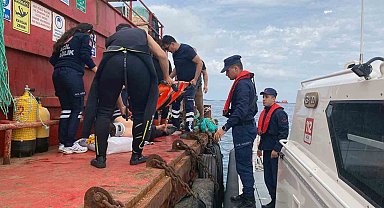 Balıkçı teknesinde yaralanan vatandaşı Sahil Güvenlik ekipleri tahliye etti