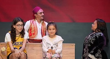 Balıkesir Gömeç'te engelli oyuncular tiyatroyal yüreklere dokundu