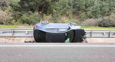 Balıkesir'de kontrolden çıkan otomobil devrildi: 2 yaralı