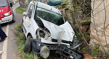 Balıkesir'de şarampole uçan otomobilin sürücüsü yaralandı
