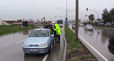 Bandırma'da yağışlı hava kazayı beraberinde getirdi, otobüs taksiye çarptı, 2 yaralı