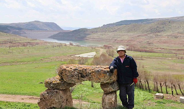 Baraj manzaralı asırlık musalla taşı, köy sakinleri alışsa da ilk kez görenleri ürkütüyor