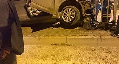 Bariyerlere saplanan otomobilin sürücüsü yaralandı