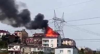 Başakşehir'de bulunan 4 katlı bir binanın çatı katında henüz bilinmeyen bir nedenle yangın çıktı. İtfaiye ekipleri yangına müdahale ediyor.