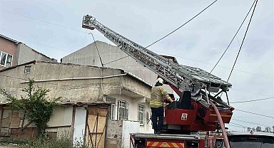Başakşehir'de tadilat yapılan çatı alev alev yandı