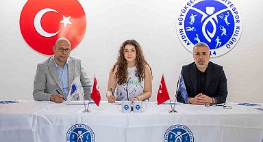 Başarılı voleybolcu 18 yaşına girdiği gün profesyonel sözleşme imzaladı