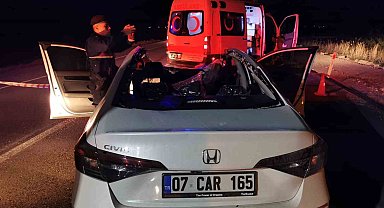Başıboş ata çarpan otomobil takla atarak hurdaya döndü: 1 ölü 1 yaralı